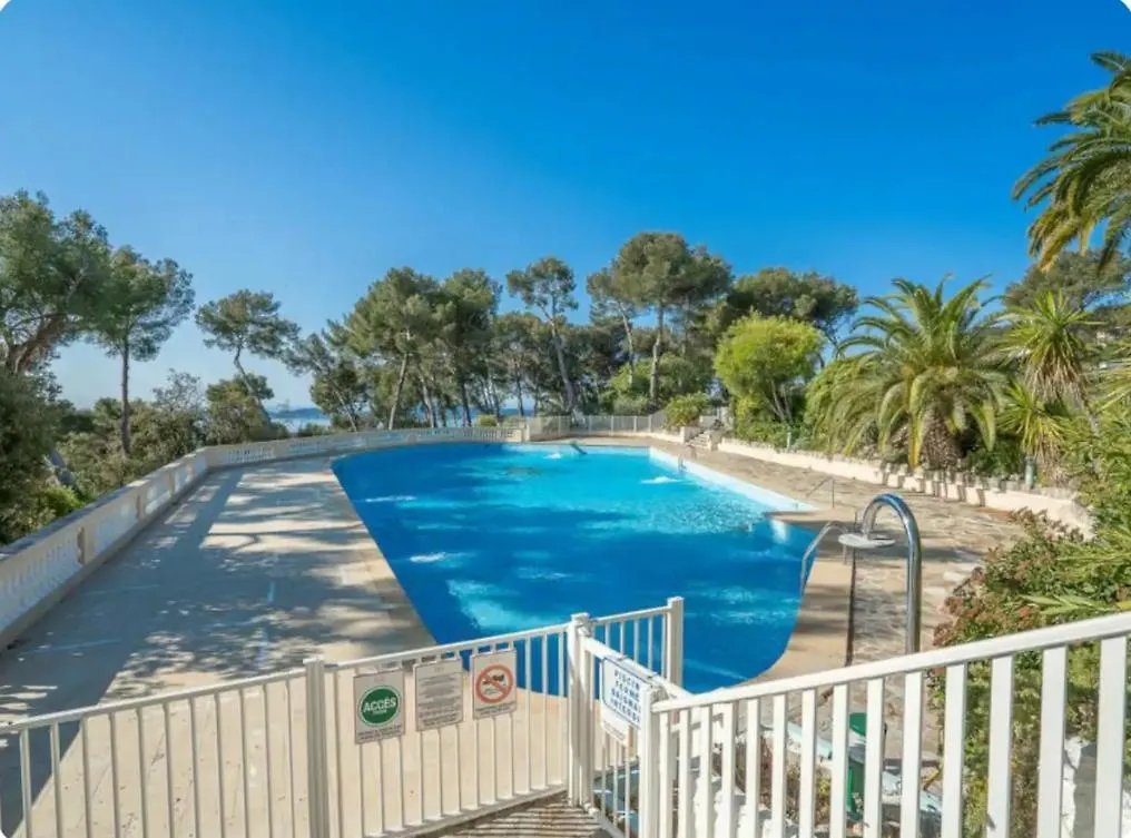Studio 4 Personnes Copropriete Pas Frais De Menage Hyeres France